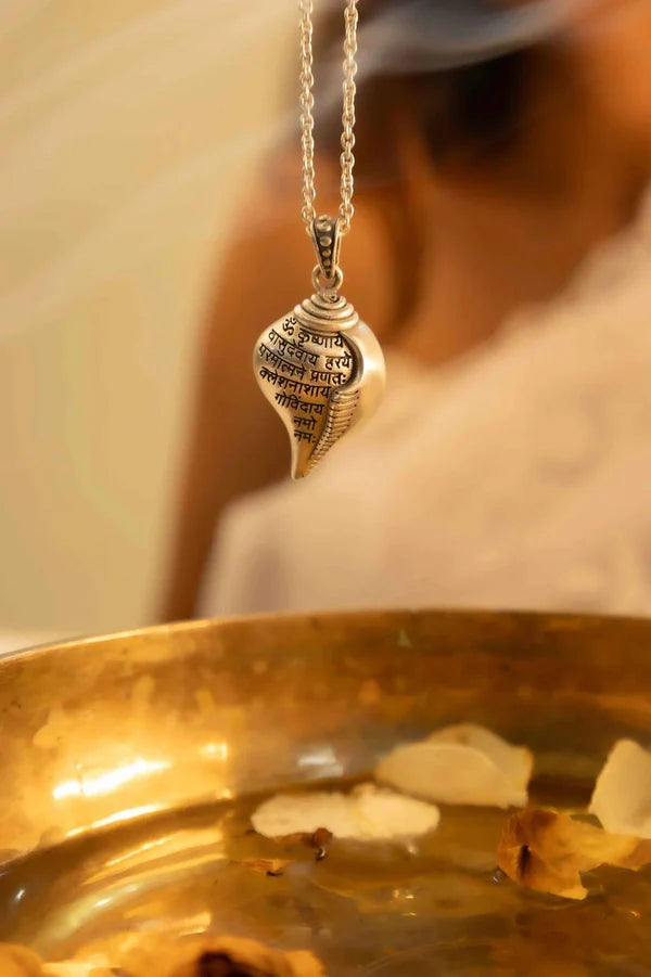 Shri Krishna Mantra Raksha Kavach Shankh (With Chain)
